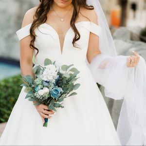 Essense of Australia #D2761
OFF- SHOULDER BALLGOWN